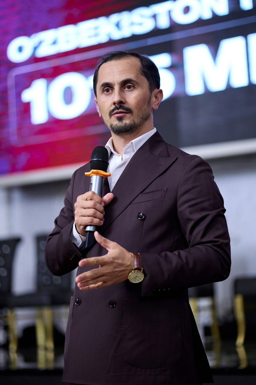 Najot Nur sahnada mikrofon bilan